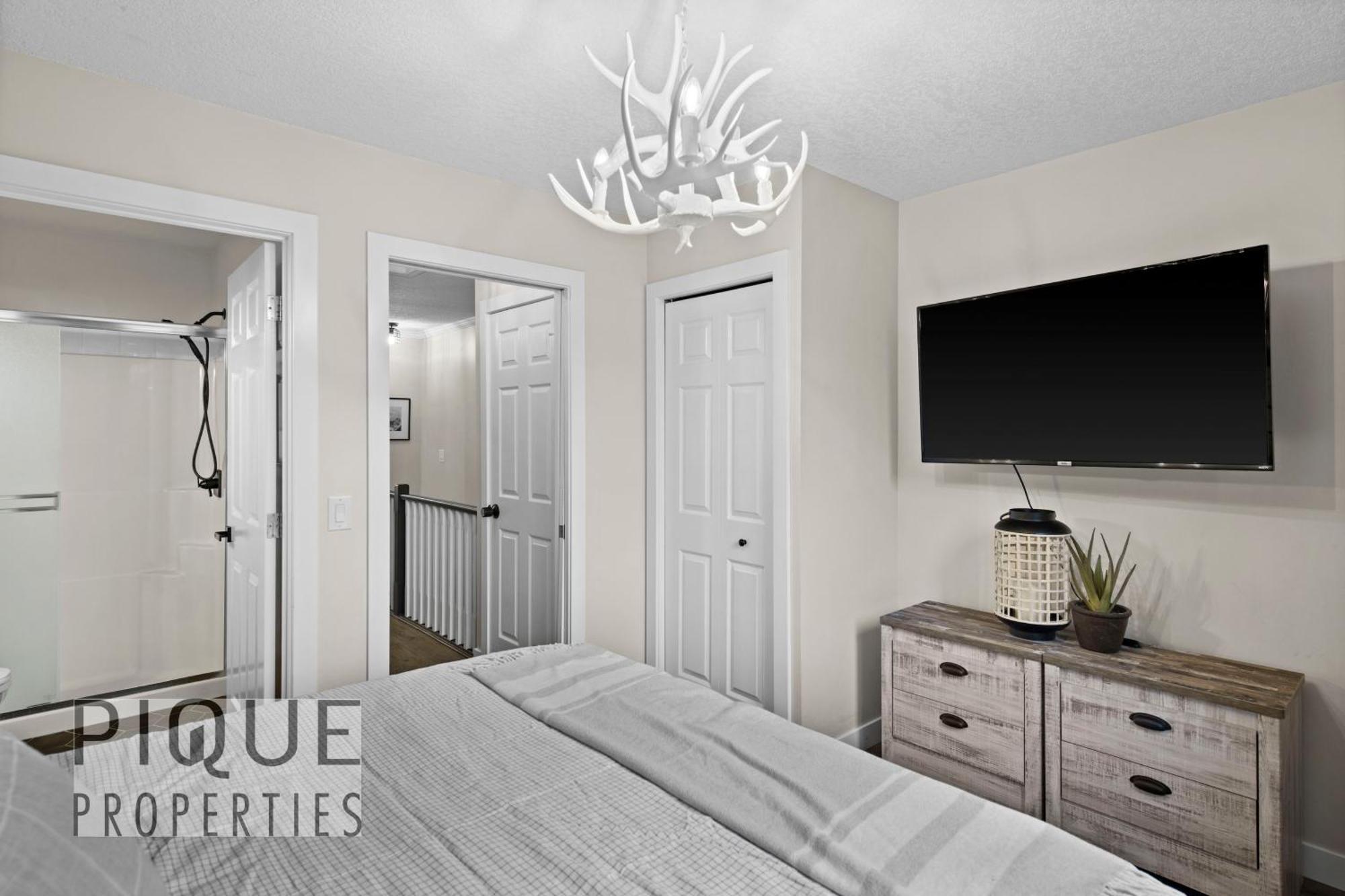 Mystic Mountain Chalet, Heated Outdoor Pool & Hot Tub, Free Parking, Fast Wifi! Canmore Luaran gambar