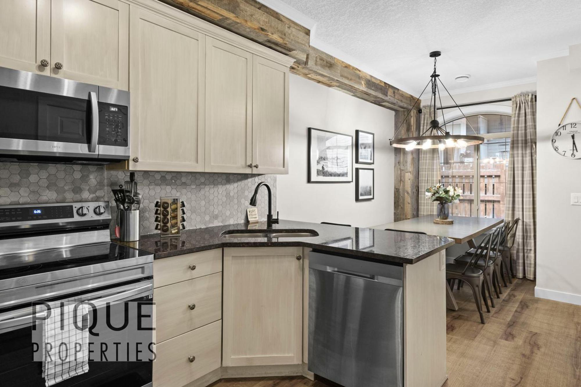 Mystic Mountain Chalet, Heated Outdoor Pool & Hot Tub, Free Parking, Fast Wifi! Canmore Luaran gambar