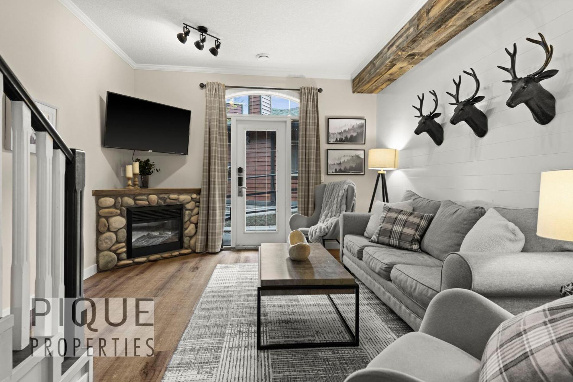 Mystic Mountain Chalet, Heated Outdoor Pool & Hot Tub, Free Parking, Fast Wifi! Canmore Luaran gambar