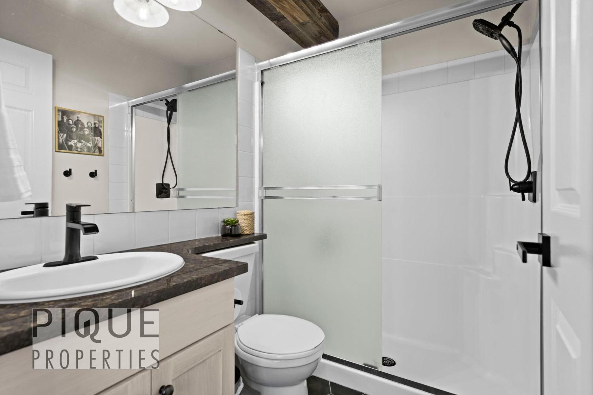 Mystic Mountain Chalet, Heated Outdoor Pool & Hot Tub, Free Parking, Fast Wifi! Canmore Luaran gambar