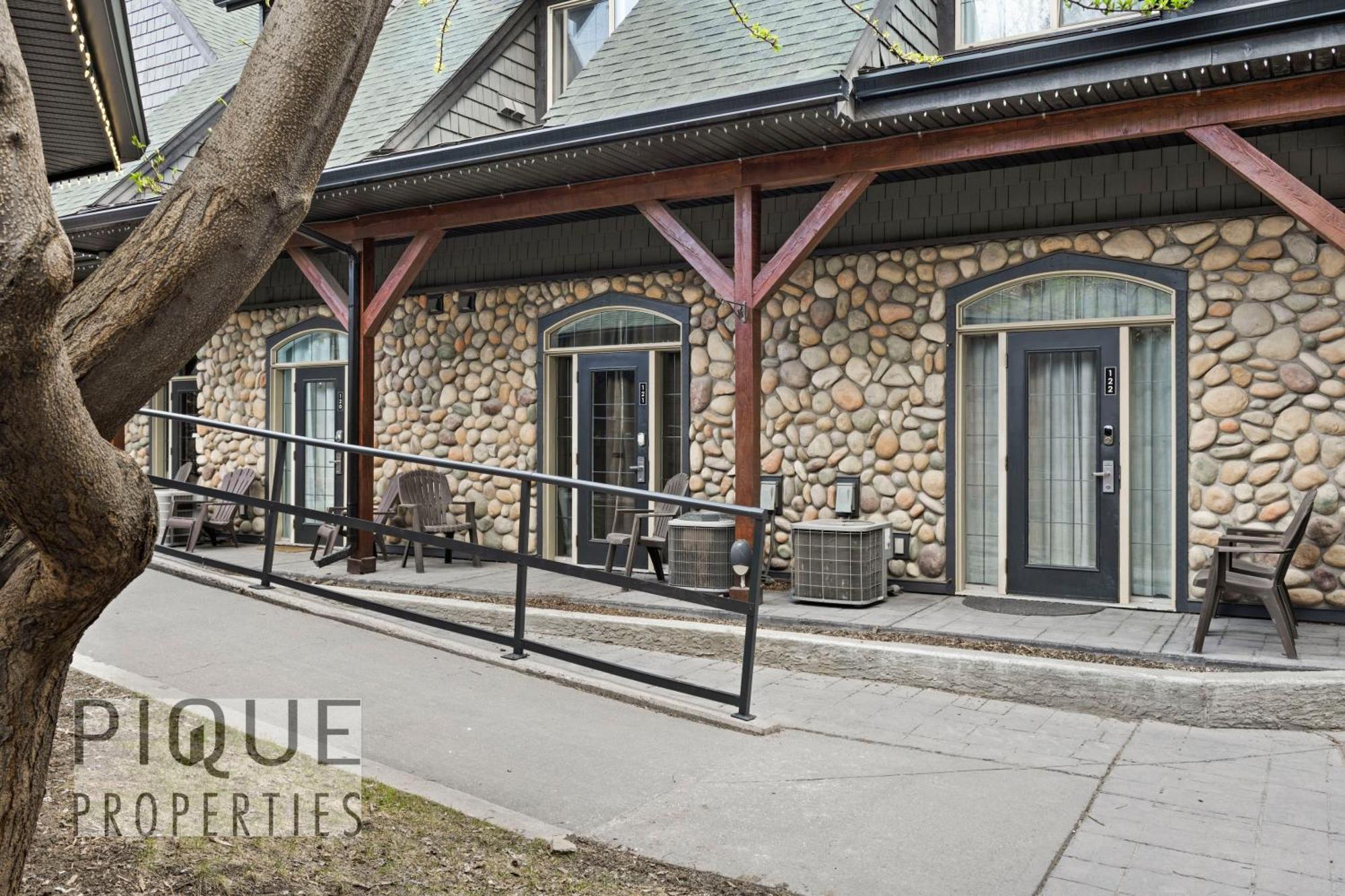 Mystic Mountain Chalet, Heated Outdoor Pool & Hot Tub, Free Parking, Fast Wifi! Canmore Luaran gambar