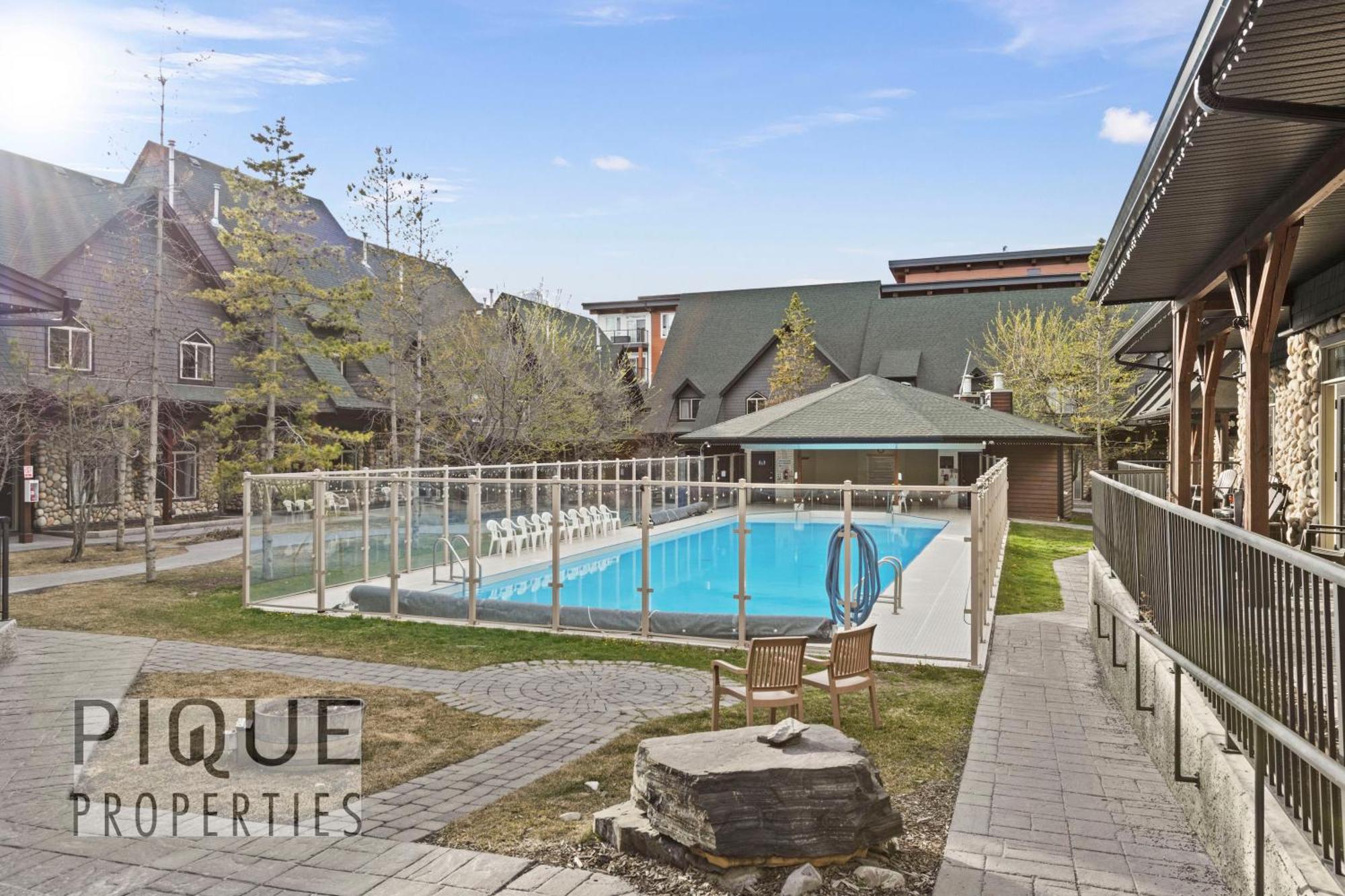 Mystic Mountain Chalet, Heated Outdoor Pool & Hot Tub, Free Parking, Fast Wifi! Canmore Luaran gambar