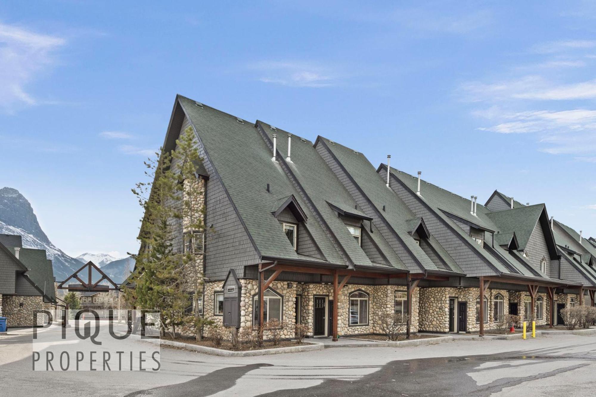 Mystic Mountain Chalet, Heated Outdoor Pool & Hot Tub, Free Parking, Fast Wifi! Canmore Luaran gambar