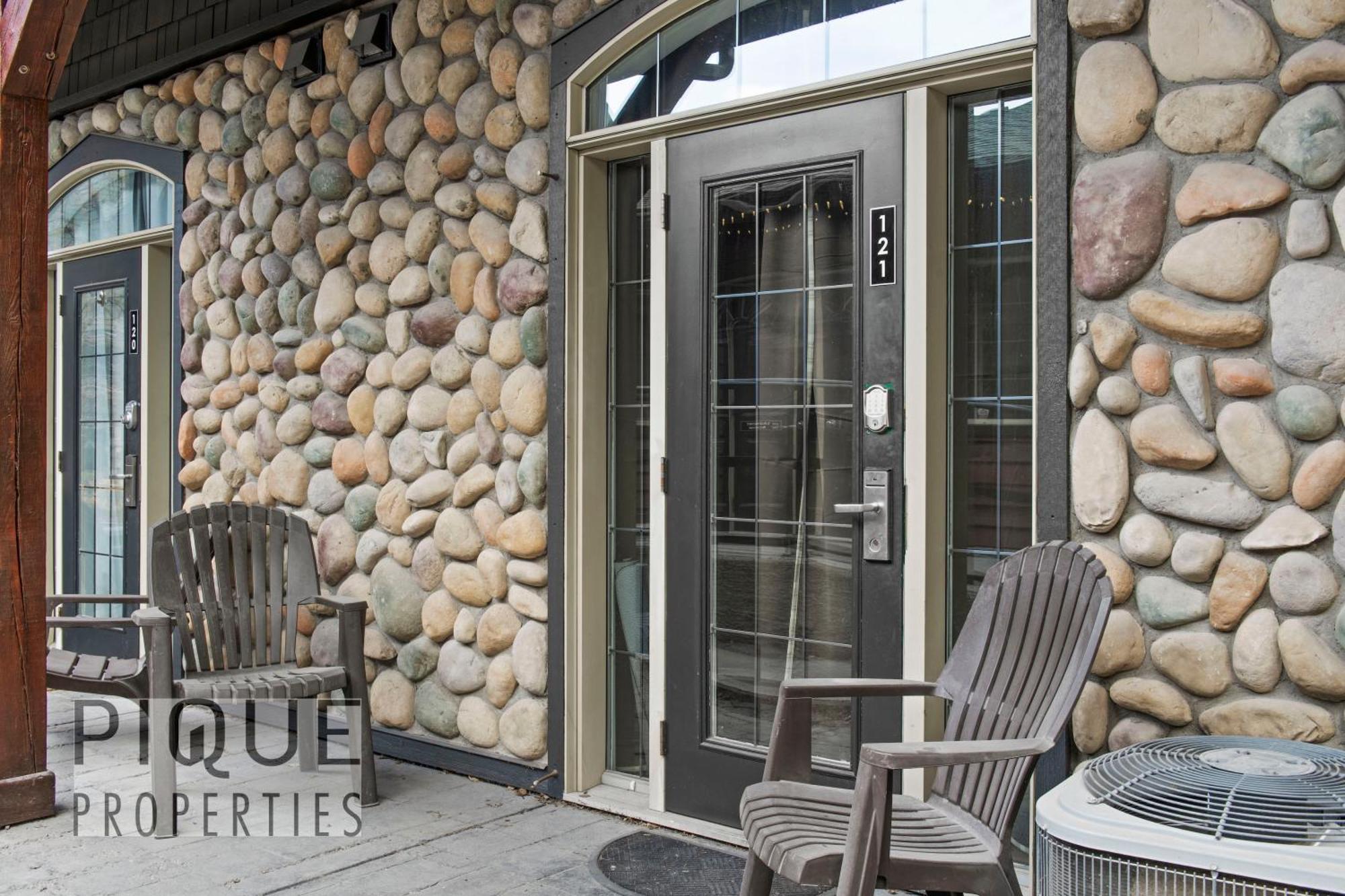 Mystic Mountain Chalet, Heated Outdoor Pool & Hot Tub, Free Parking, Fast Wifi! Canmore Luaran gambar