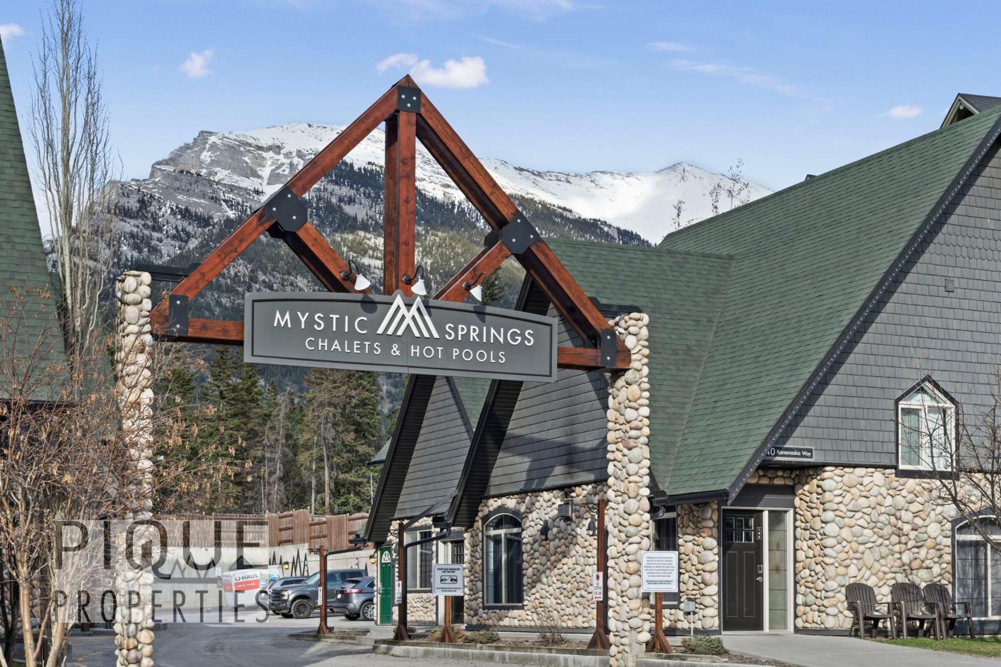 Mystic Mountain Chalet, Heated Outdoor Pool & Hot Tub, Free Parking, Fast Wifi! Canmore Luaran gambar