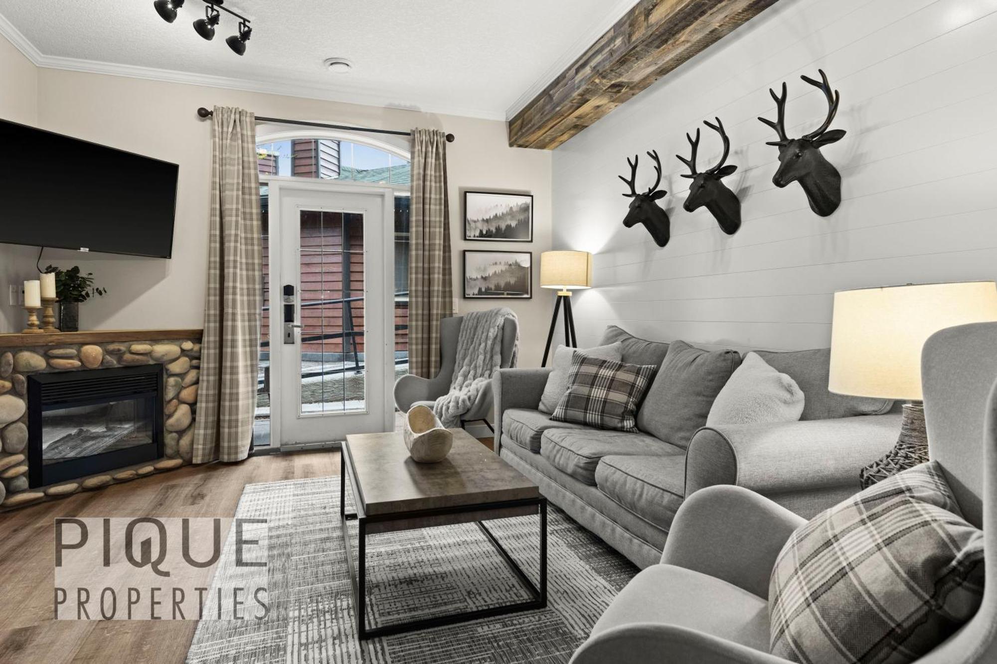 Mystic Mountain Chalet, Heated Outdoor Pool & Hot Tub, Free Parking, Fast Wifi! Canmore Luaran gambar