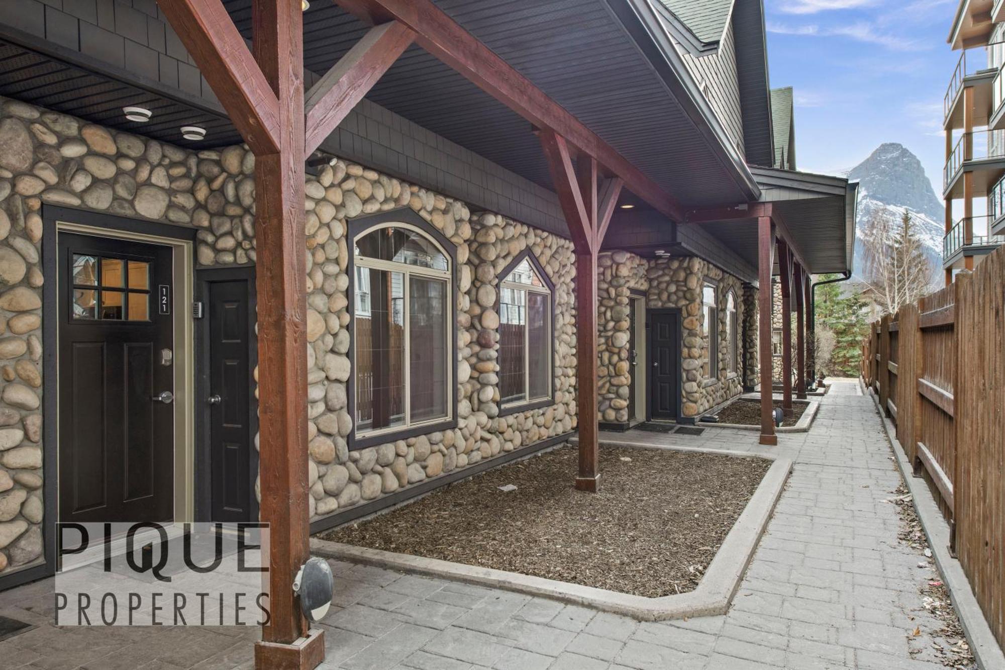 Mystic Mountain Chalet, Heated Outdoor Pool & Hot Tub, Free Parking, Fast Wifi! Canmore Luaran gambar